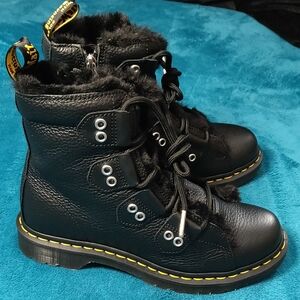 Woman's Boots Dr. Martens Air Wair 1460 Ltt Fl Size 9 Core Warmwair